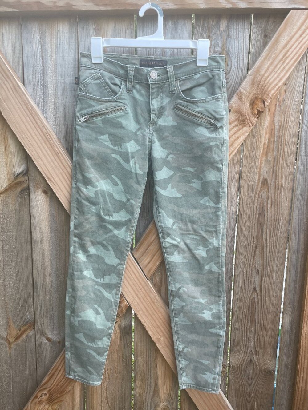 Rock & Republic Camo Kashmere Jeans. Zip Pockets, LowRise Size 6